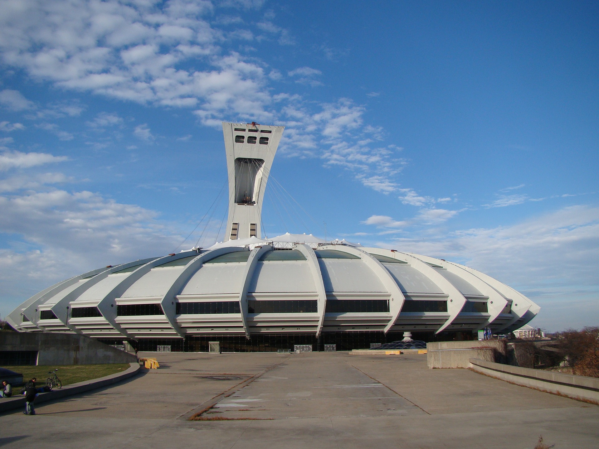 カナダモントリオールのオリンピックスタジアムの傾斜タワー