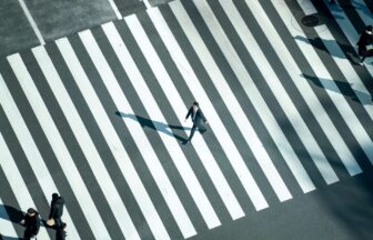 横断歩道を渡る男性
